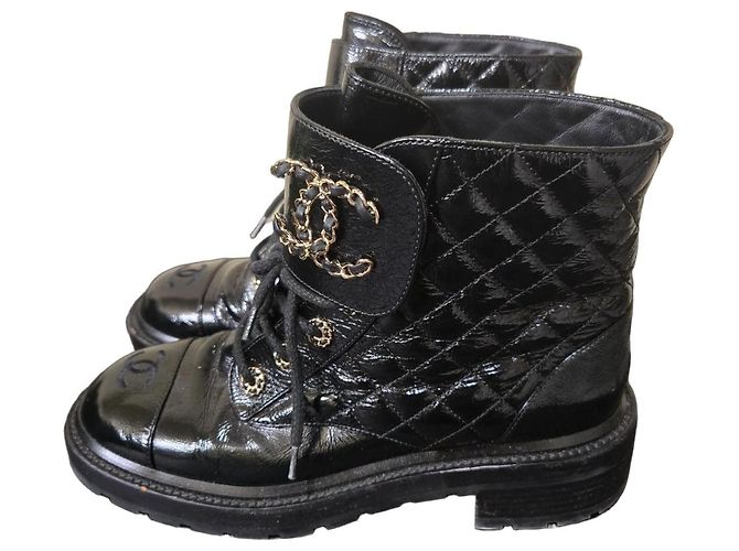 Botas de combate Chanel de piel charol acolchada negra Negro