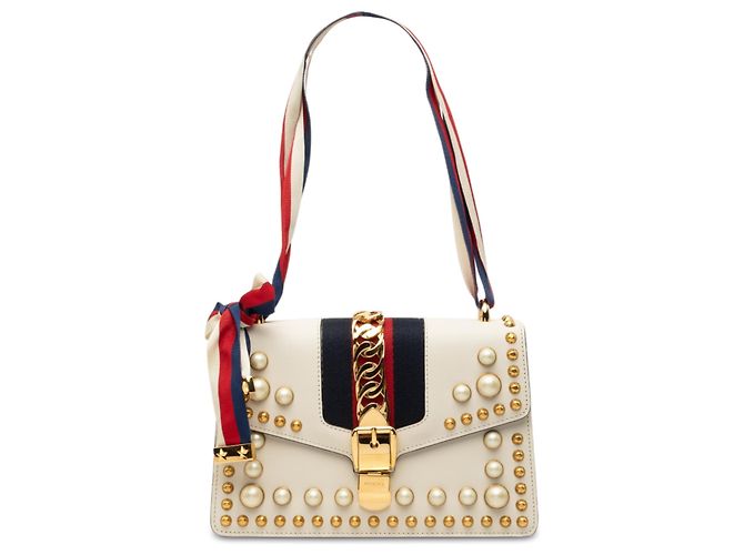 Borsa Satchel Gucci Sylvie in vitello bianco Small con borchie, perle e banda Web