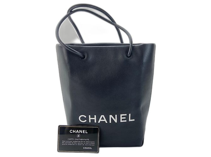 Chanel Essential Tote Bag in Schwarz