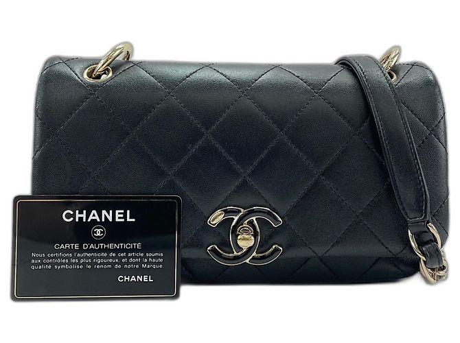 Borsa a tracolla Chanel Matelassé 23 in nero