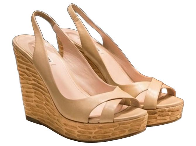 Miu Miu Keilsandalen aus beigem Leder