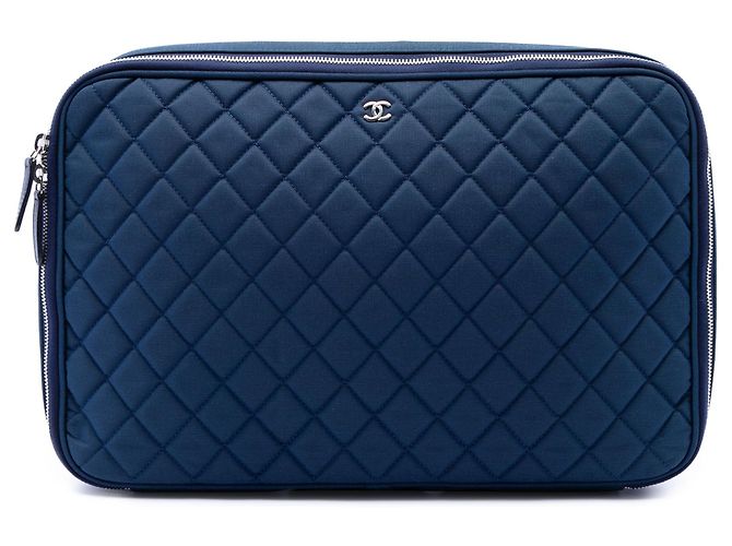 Capa para laptop e mala de negócios Chanel CC em nylon acolchoado azul
