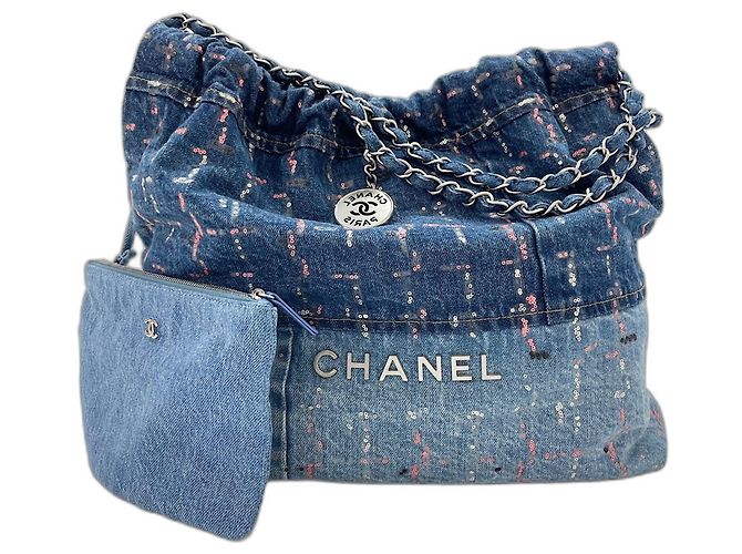 Borsa a tracolla Chanel CHANEL 22 in blu navy
