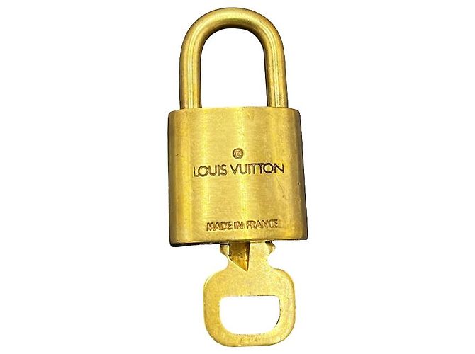 Louis Vuitton Cadenas e Chave Logo Metal medium Dourado