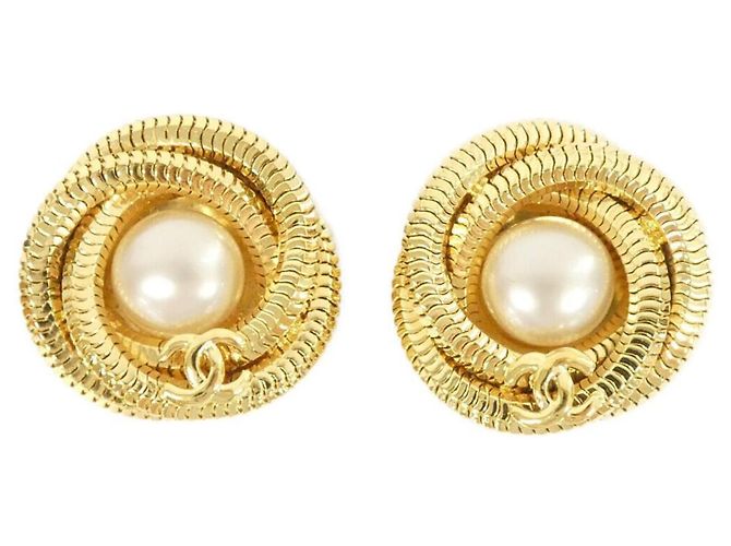 Chanel Gold and White Clip-On Ohrringe Weiß Golden