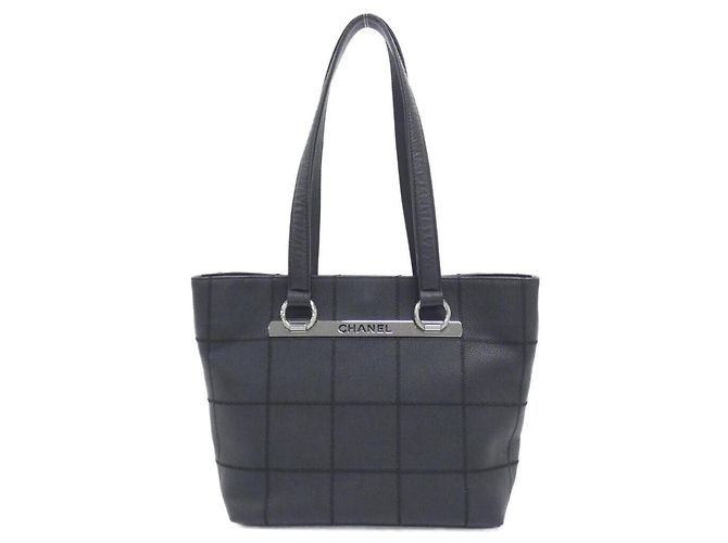 Bolsa Chanel 26136 em couro de bezerro grain preto