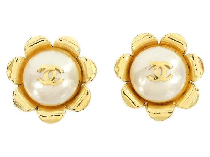 Pendientes de clip Chanel Gold and White Blanco Dorado