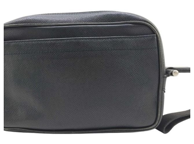Bolsa masculina Louis Vuitton Taiga Preto Cinza