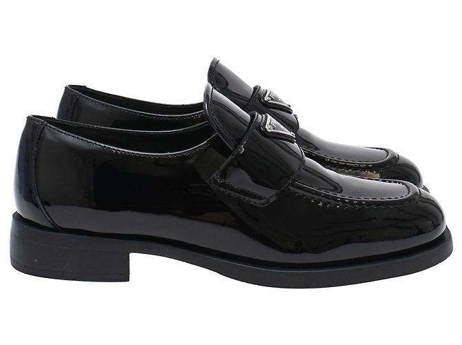Prada Loafer mit Triangle-Logo aus schwarzem Lackleder