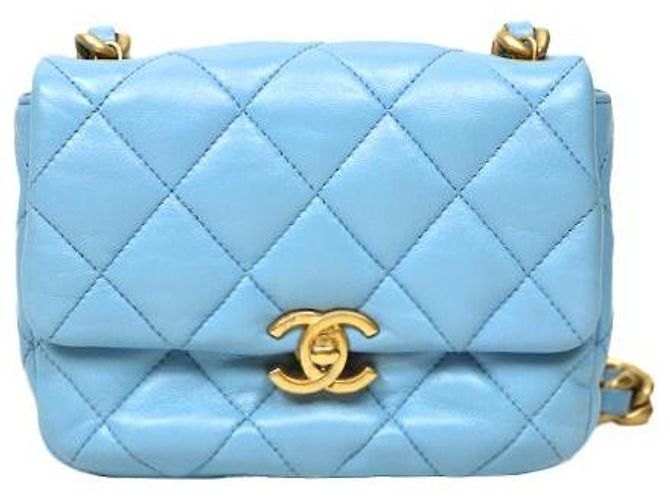 Chanel Bolsa de ombro em pele de cordeiro acolchoada azul celeste com corrente
