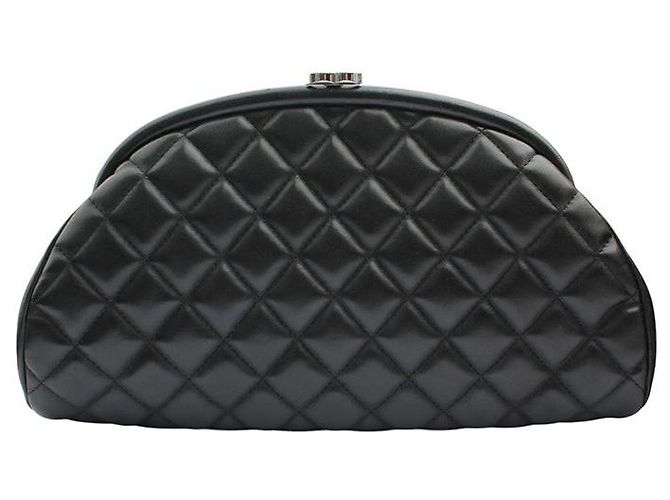 Chanel Clutch em pele de cordeiro acolchoada preta Preto