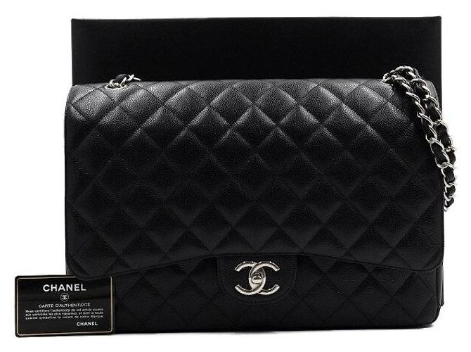 Chanel Borsa a tracolla con patta e catena argentata Nero