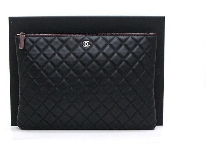 Chanel Clutch Classic Large in pelle d'agnello nera con CC argento Nero