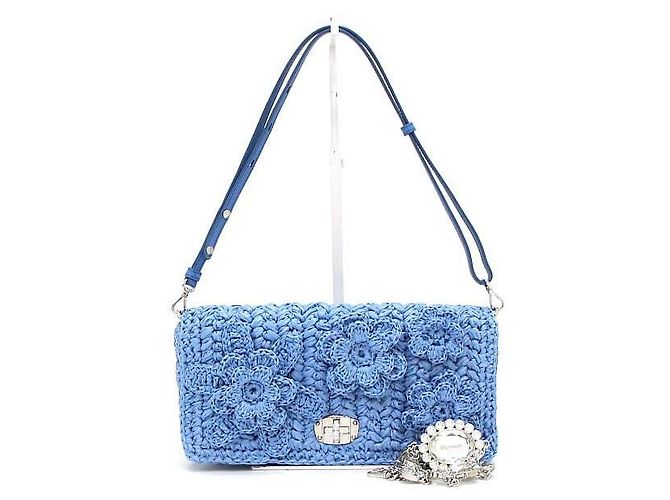 Miu Miu Bolsa de ombro de ráfia azul com flor de cristal e corrente prateada