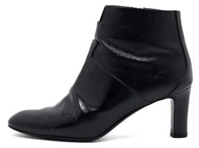 Hermès Botas de cano curto em couro envernizado preto