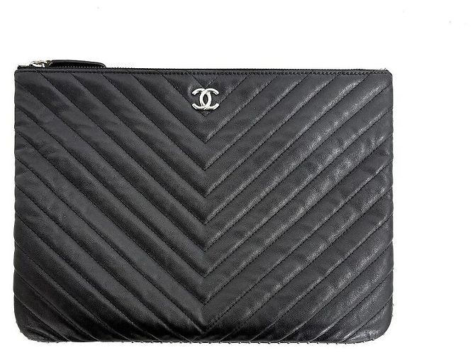 Chanel Chevron Stud Clutch Schwarz