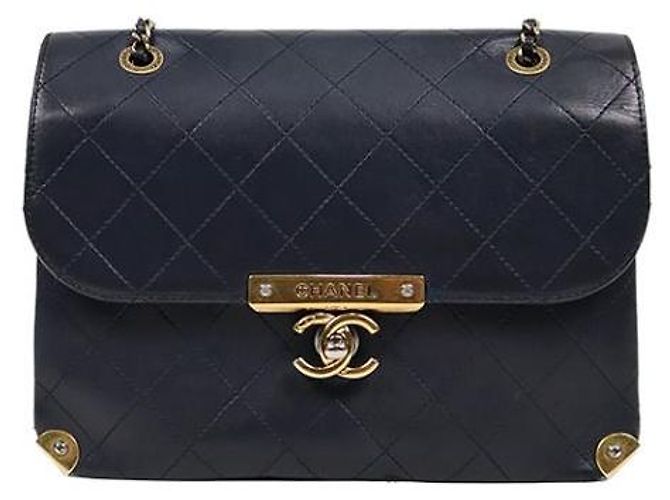 Chanel Bolsa de ombro acolchoada com aba azul marinho