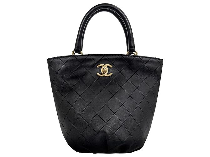Chanel Serie de bolsos bucket de piel de becerro con asa de cadena acolchada Negro