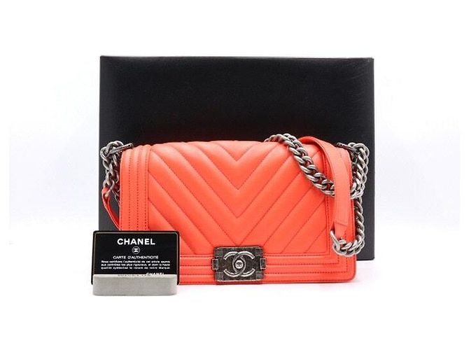 Le Boy Chanel Bolsa de Ombro Boy Chevron Medium Flap com Corrente Prateada Vermelho