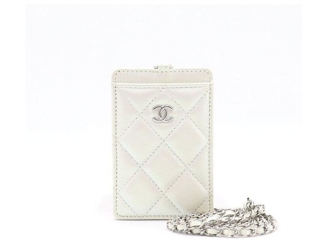 Chanel Tarjetero enrollable Coco Neige Pearl White con cadena de collar Blanco