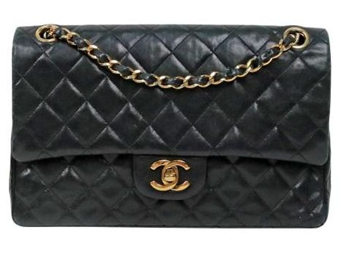 Chanel Borsa a spalla Classic in pelle d'agnello nera Medium Nero