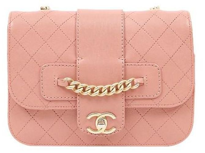 Chanel Borsa a tracolla matelassé rosa con patta e catena