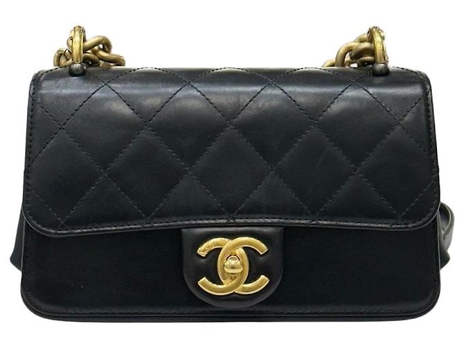 Chanel Bolsa de aba acolchoada com corrente dourada Series Preto