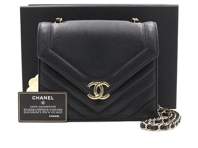 Chanel Bolsa de ombro e crossbody Medium com aba Chevron e corrente Preto