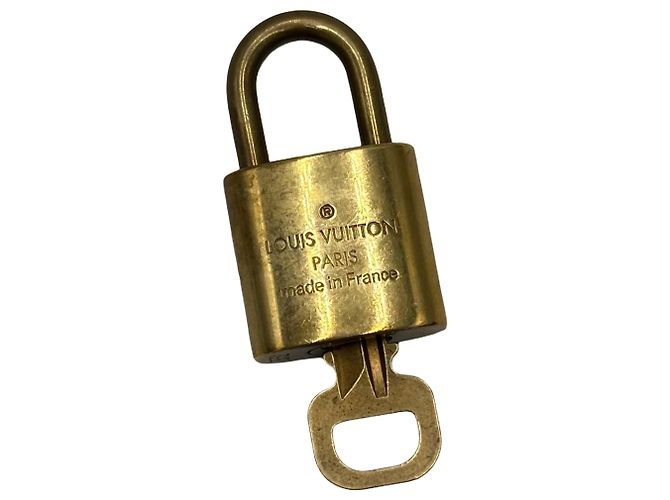 Louis Vuitton Cadenas e Chave Logo Metal medium Dourado