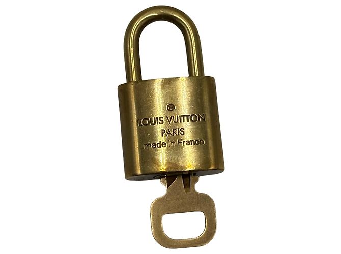 Louis Vuitton Padlock and Key Logo Metal medium Dorado