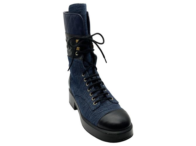 Stivaletti combat stringati in denim blu e pelle nera Chanel