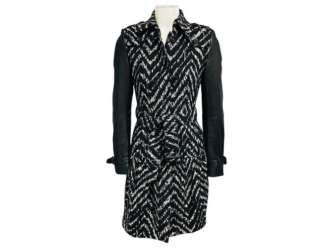 Abrigo Burberry con estampado chevron negro / blanco, cinturón y mangas de cuero