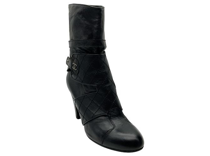 Botas de cano curto Chanel em couro acolchoado preto