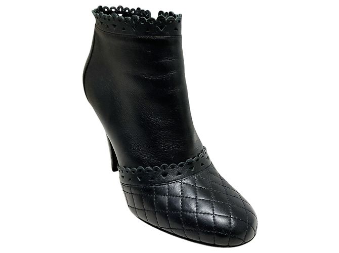 Botas de cano curto Chanel em couro preto com borda recortada e bico acolchoado