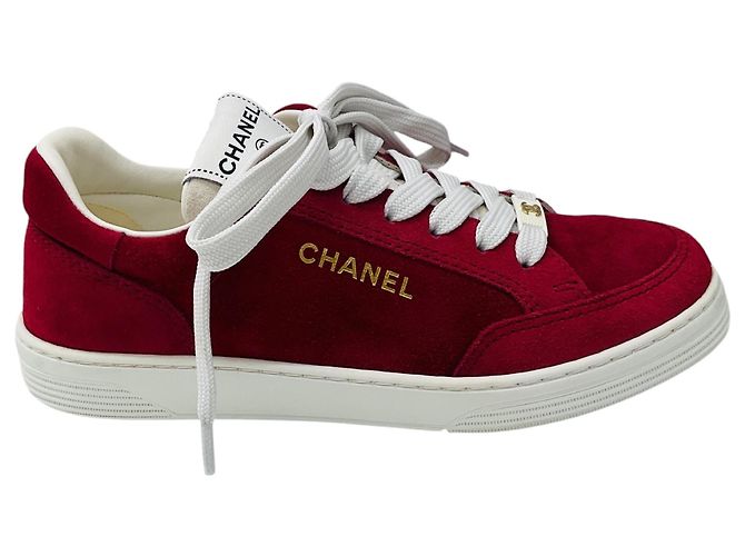Sneakers basse Chanel in camoscio rosso