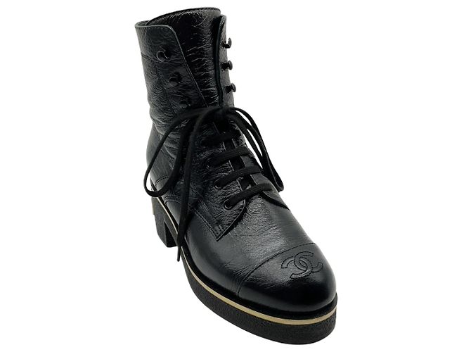 Botas de combate con cordones de piel charolada arrugada negra Chanel Negro
