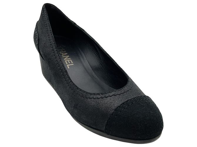Escarpins compensés Chanel en cuir noir / daim