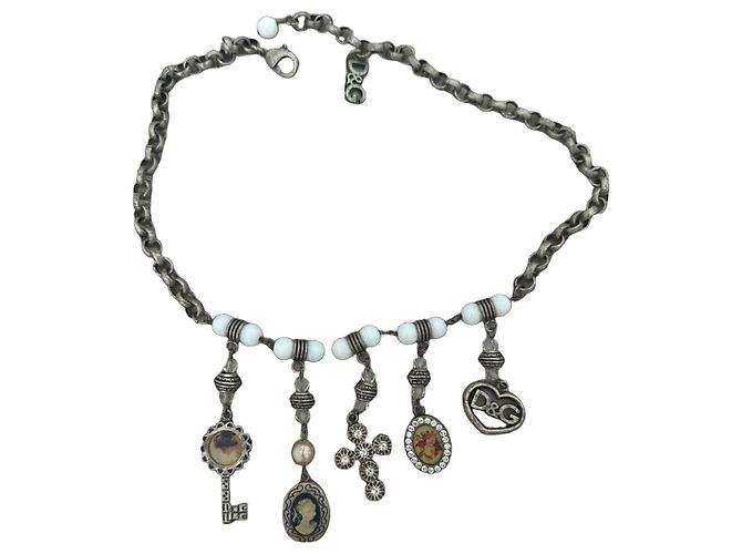 Collar de amuletos D&G con colgantes de Llave, Camfeo, Cruz y Corazón Blanco Hardware de plata