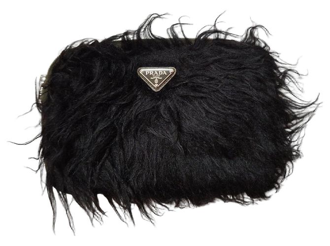 Prada Clutch aus schwarzem Kunstpelz