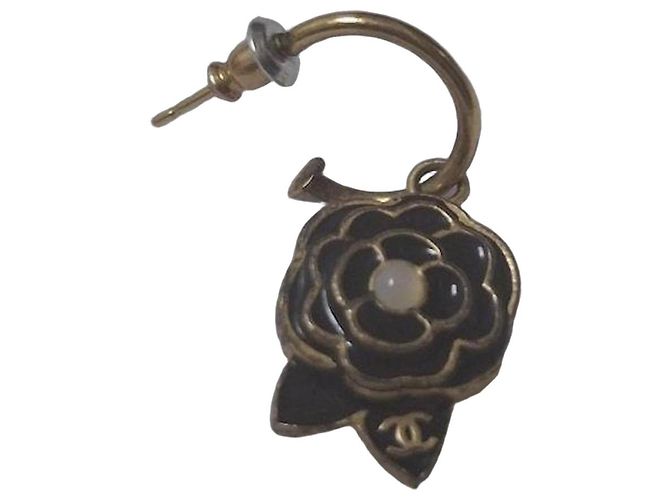 Orecchino Chanel Camelia con logo CC Nero Bianco D'oro