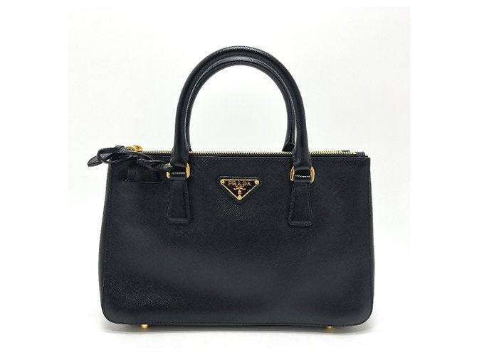 Bolsa Prada em couro Saffiano preto