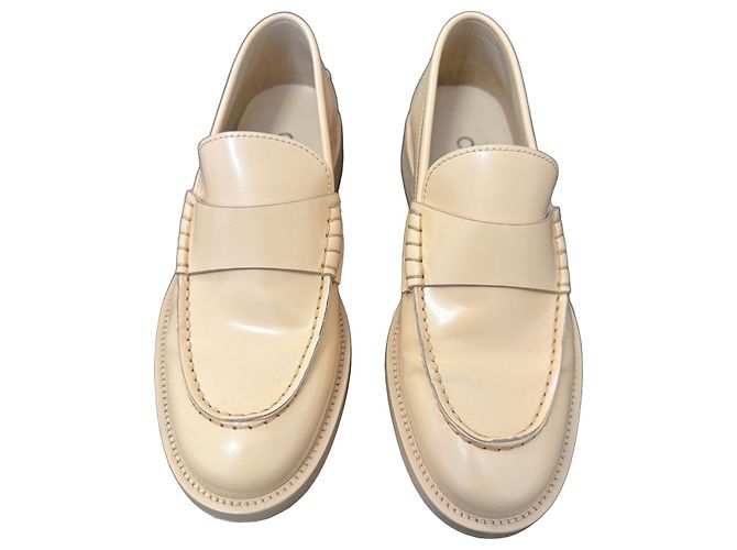 Chanel Mocasines de piel charol beige