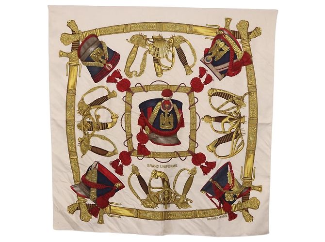 Hermès Lenço HERMES Carre 90 « GRAND UNIFORME » Seda Bege Auth 194426