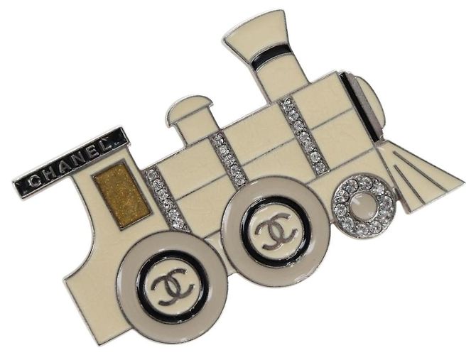 CHANEL Brosche Metall Goldfarben CC Auth 195102M