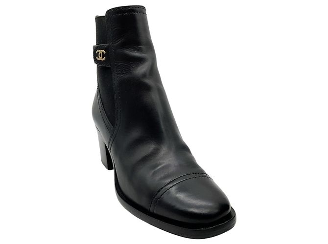 Botines Chelsea Chanel de piel negra CC Negro