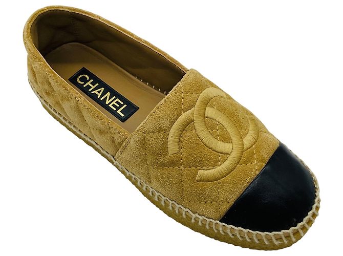 Sapatilhas Espadrille Chanel em camurça acolchoada e couro Tan / Black com biqueira e logo CC em relevo Camelo