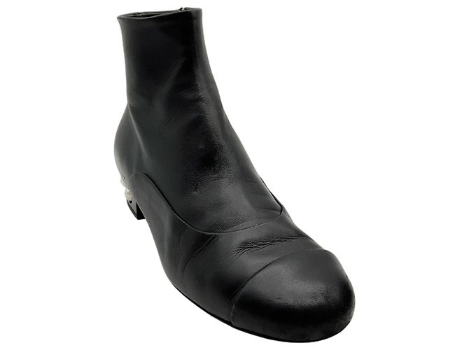 Botas de cano curto Chanel em couro preto com salto adornado com pérolas