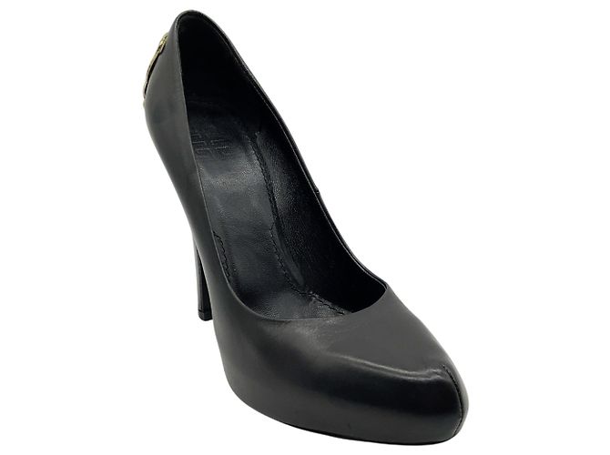 Décolleté platform in pelle nera Givenchy con decorazioni in metallo dorato Nero
