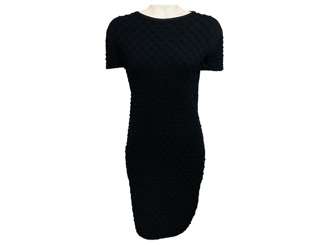 Vestido Chanel preto 2018 em malha canelada de piqué de algodão texturizado com mangas curtas e placa com logo CC