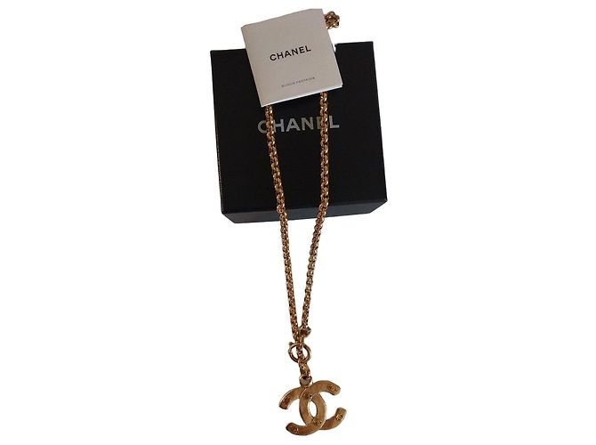 Collier Chanel avec pendentif logo CC doré